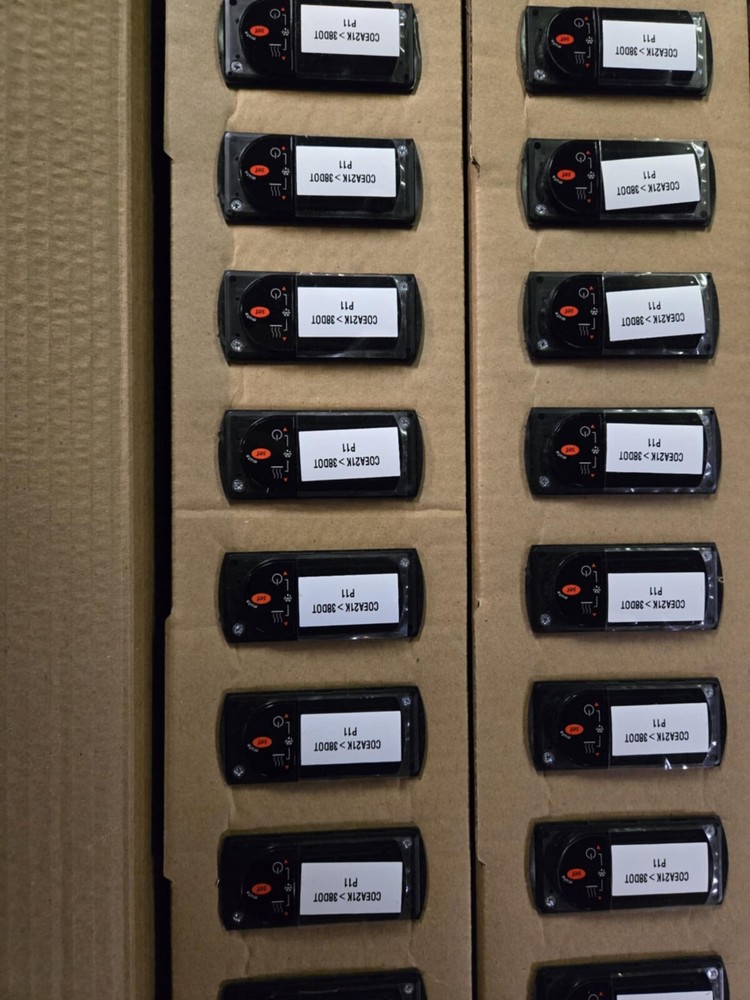 Carel PZR3C0EA25K Digital Temperature Controller