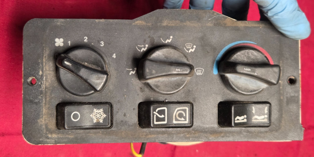 BERGSTROM  TEMPERATURE CONTROL SWITCH, PANEL, KNOBS, HEATER, HVAC  18 05002 001