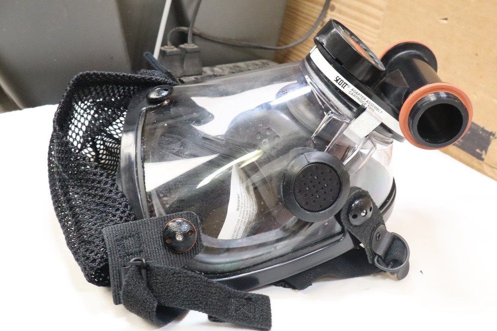 SCOTT AV-2000 FACE PIECE FIRE FIGHTING SCBA MASK