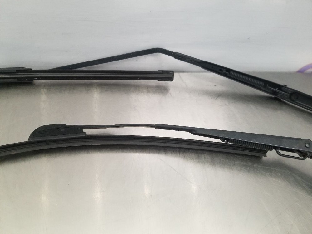 03 FORD TBIRD THUNDERBIRD WINDSHIELD WIPER ARM SET