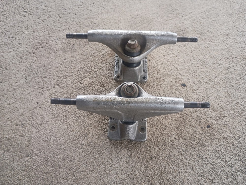 Tracker Dart 127 7.75 Skateboard Trucks