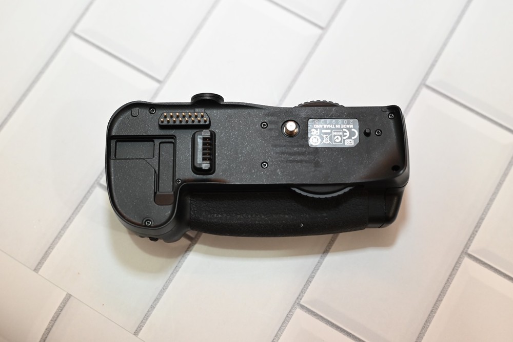 Nikon OEN MB-D10 Multi-Power Battery Pack