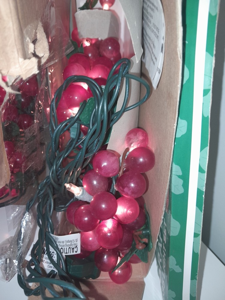 Red Grape Lighted Cluster String Lights 5 Clusters 35 Lights/Box (2 Open Boxes)