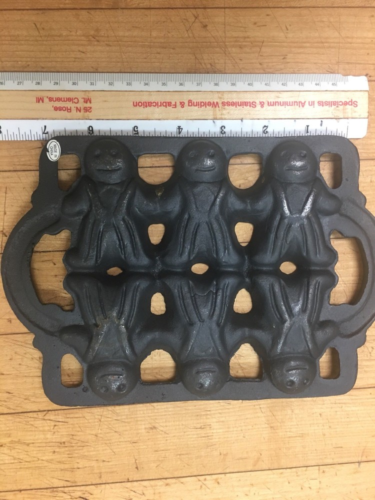 Gingerbread Man Set Of 2 Cast Iron Pans