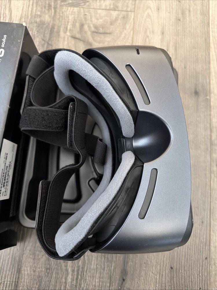 Samsung SM-R324 Gear VR W/Controller Powered by Oculus Open Box