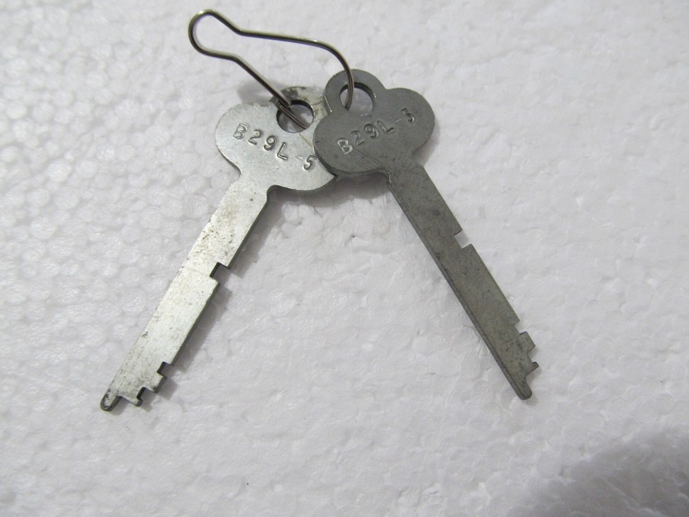 2pcs. - B29L-5 Key Vintage for Display Case ?