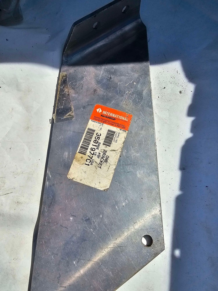 2501977C1 Bracket Mounting Step International