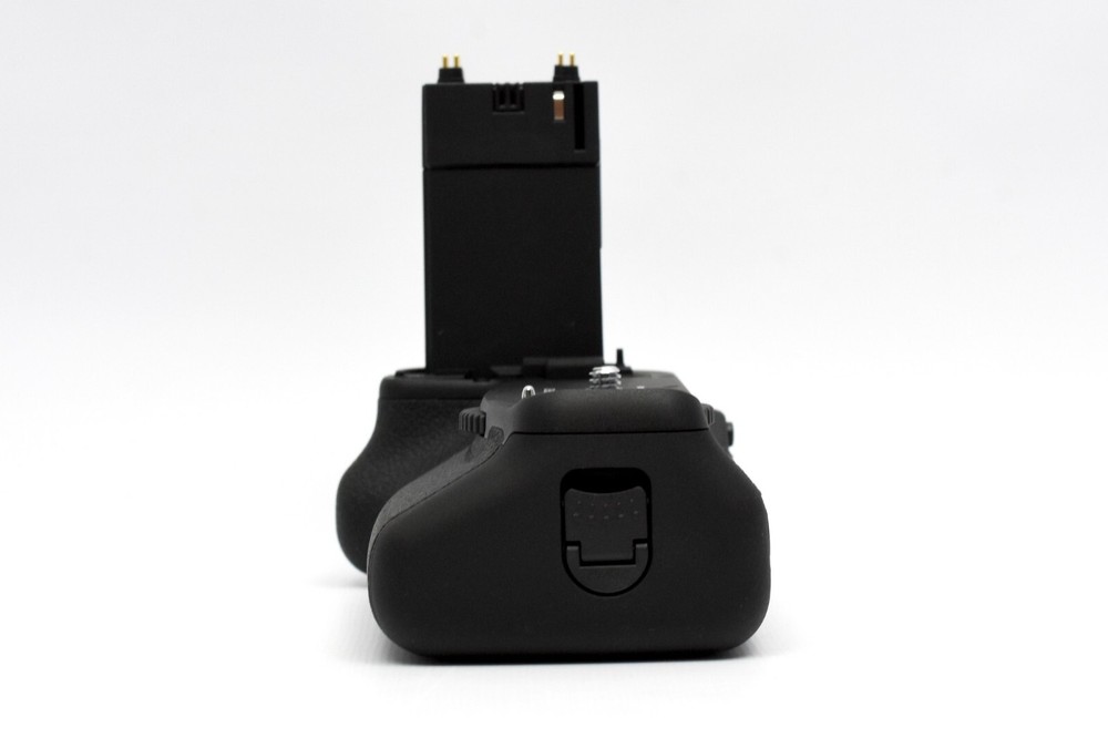 Canon BG-E21 Battery Grip - MINT