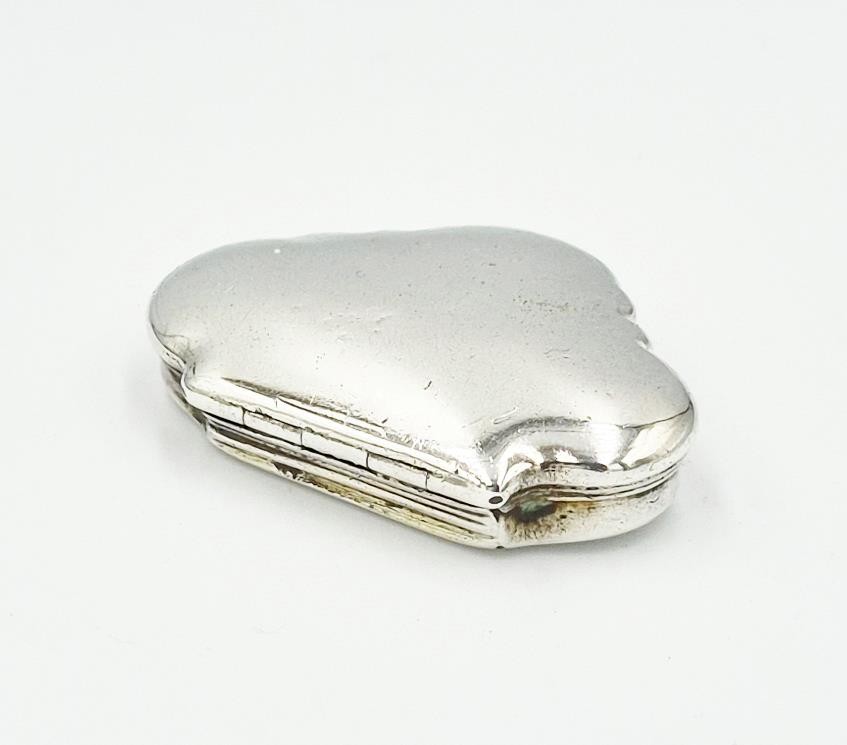 FINE 18TH CENTURY SOLID SILVER SNUFF BOX c1760