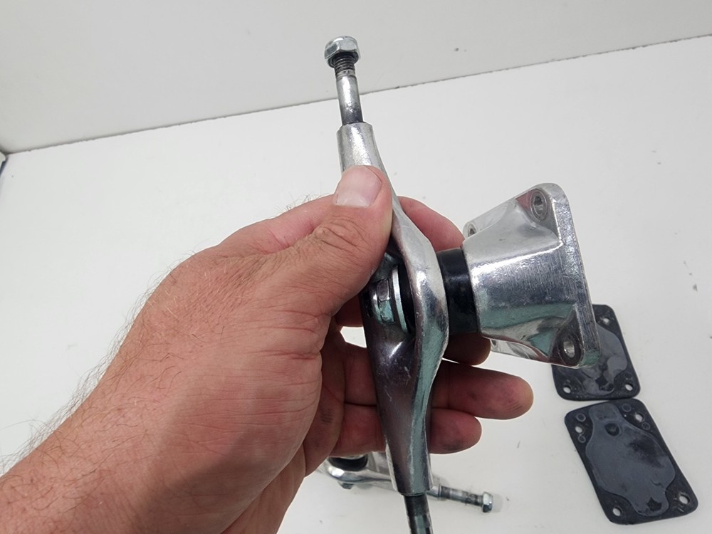 GENARIC Skateboard Trucks Pair 7.5"
