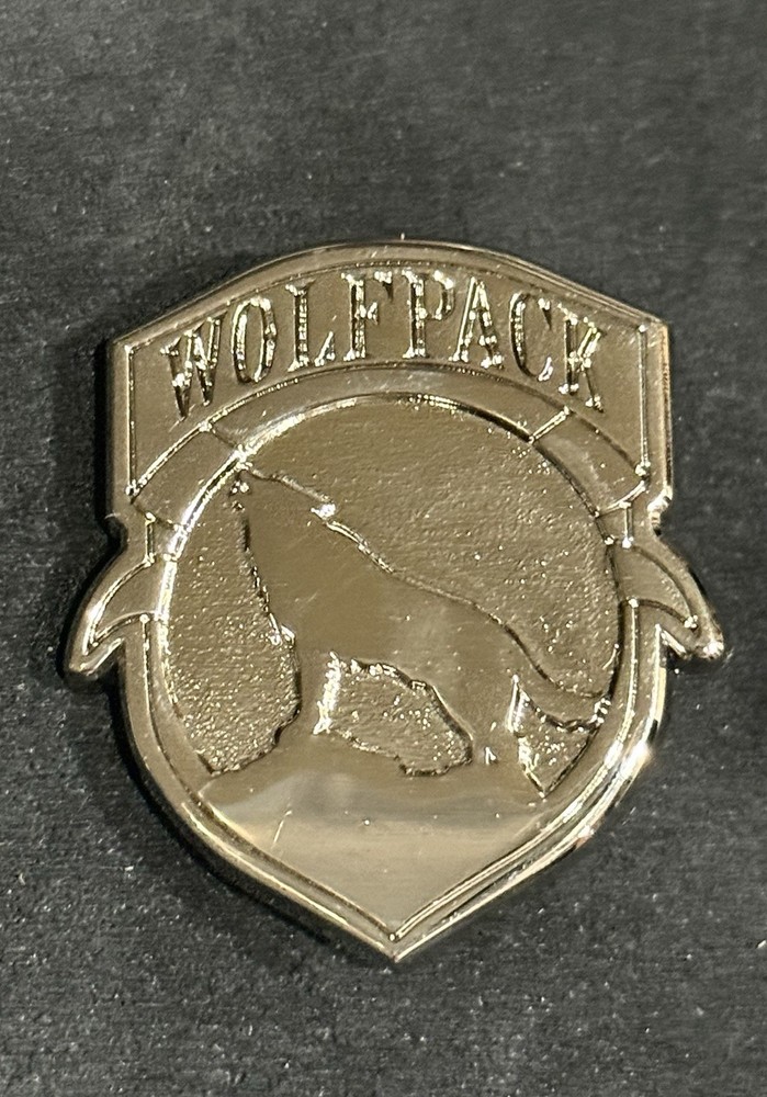 Wolf Wolfpack Pin Howling At The Moon Wolf