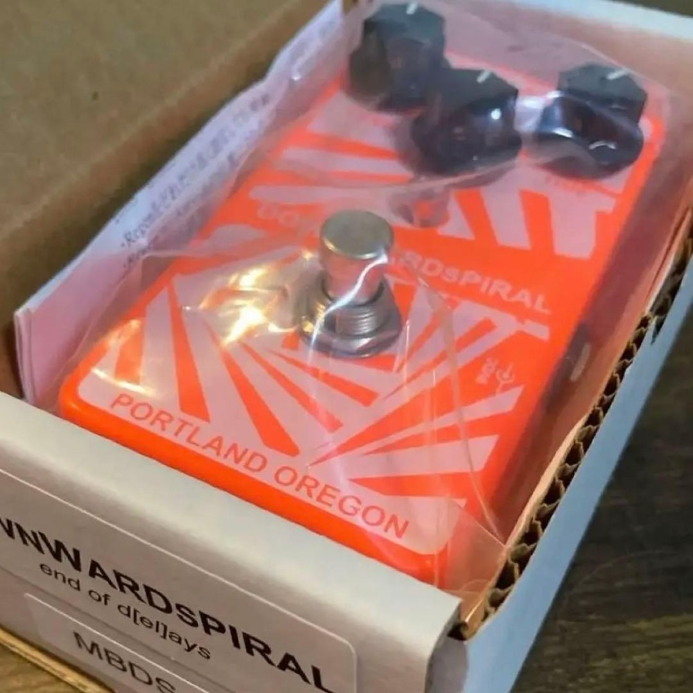 MR.BLACK Downward Spiral Delay Pedal Pitch Shift Echo Guitar Effect