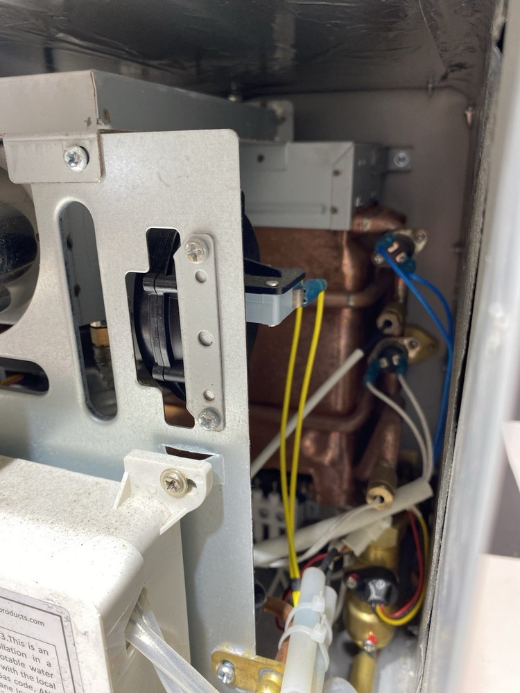 GIRARD 2GWHAM Tankless Water Heater For Parts Or Repair Only