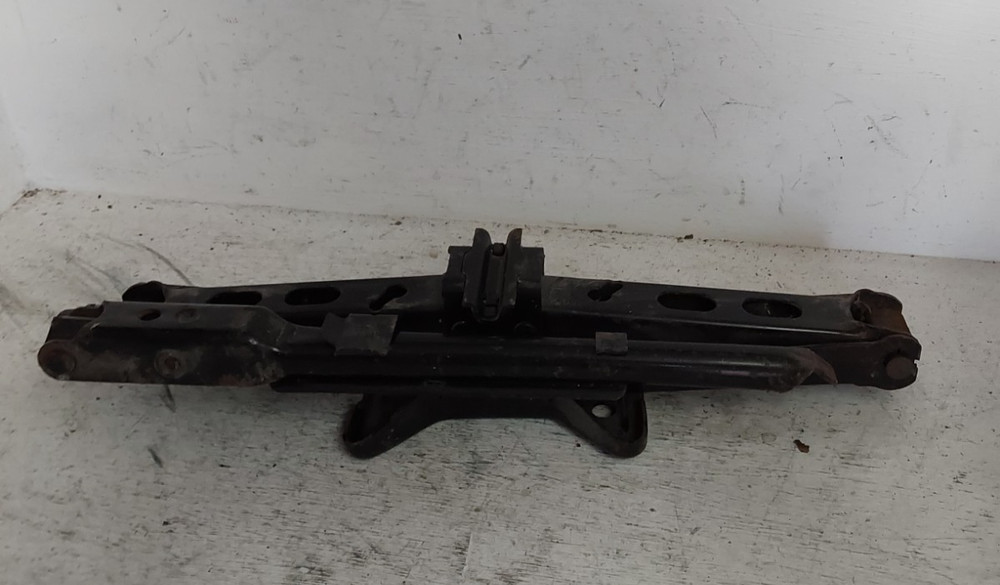 2002 BUICK RENDEZVOUS JACK (P4960)