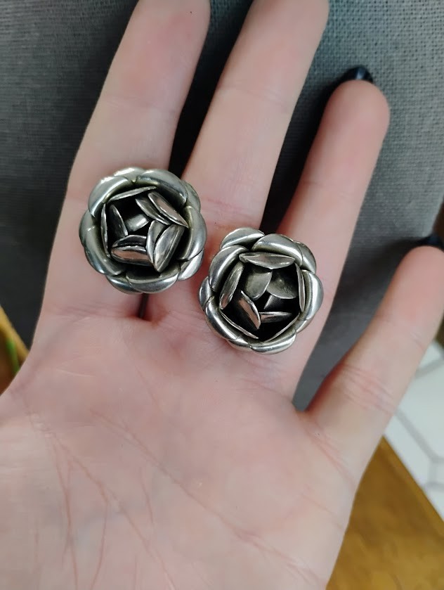 Vintage Rose screwback earrings