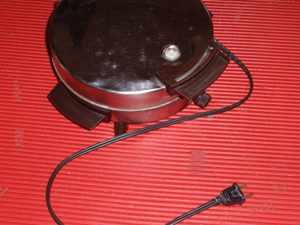 VINTAGE TOASTMASTER WAFFLE IRON 1950'S OR 60'S ?