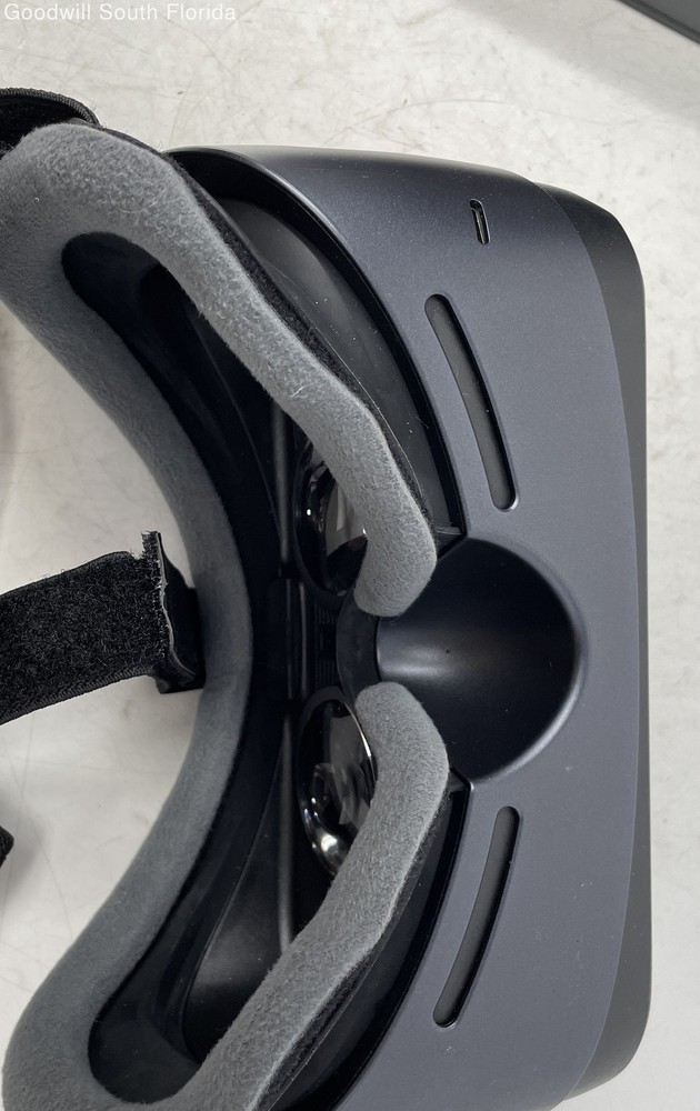 Samsung Gear Black Smartphone VR Headset With Controller Not Tested