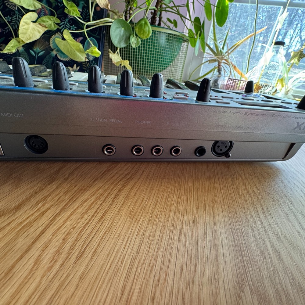 Novation Xio 25 Virtual Analog Synthesizer Controller Keyboard XioSynth 25