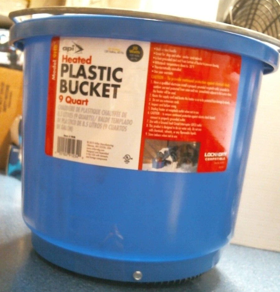 API Heated Plastic Bucket 9 Quart, Blue  ***CRACKED***   (9HB)  FS