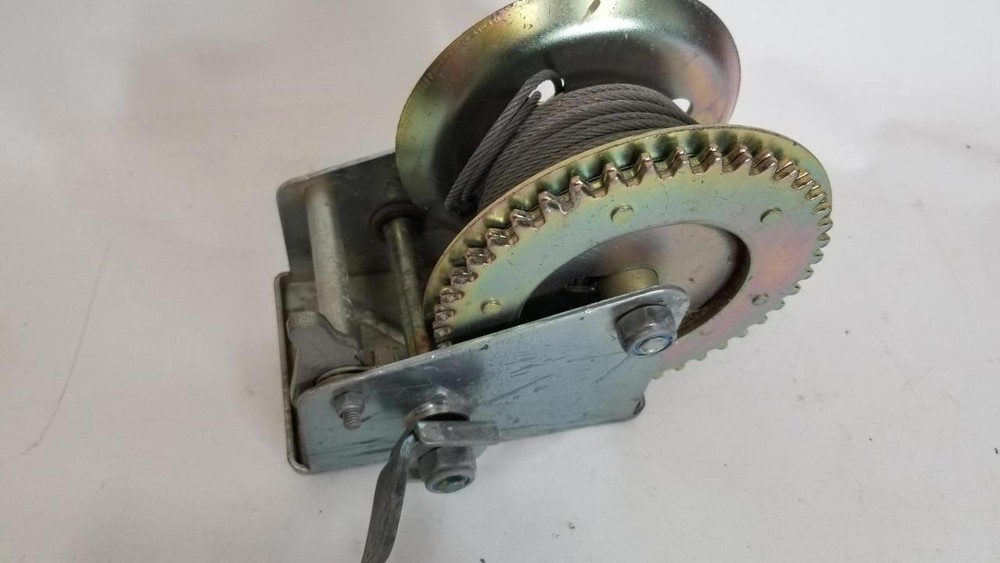 Hand Crank Ratcheting Winch With Wire Cable