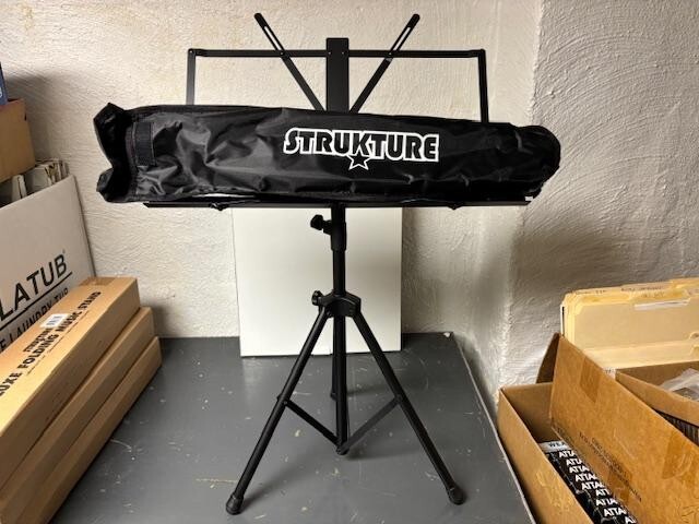 Strukure Music Stand with Cover