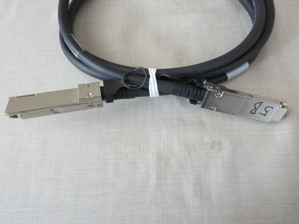 Two QSFP+ Modules and ROHS E357317-S (UL) Type CL2 FT4 Network Cable