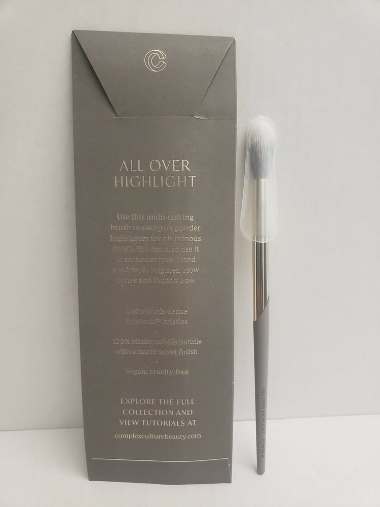 COMPLEX CULTURE ALL OVER HIGHLIGHT BRUSH.