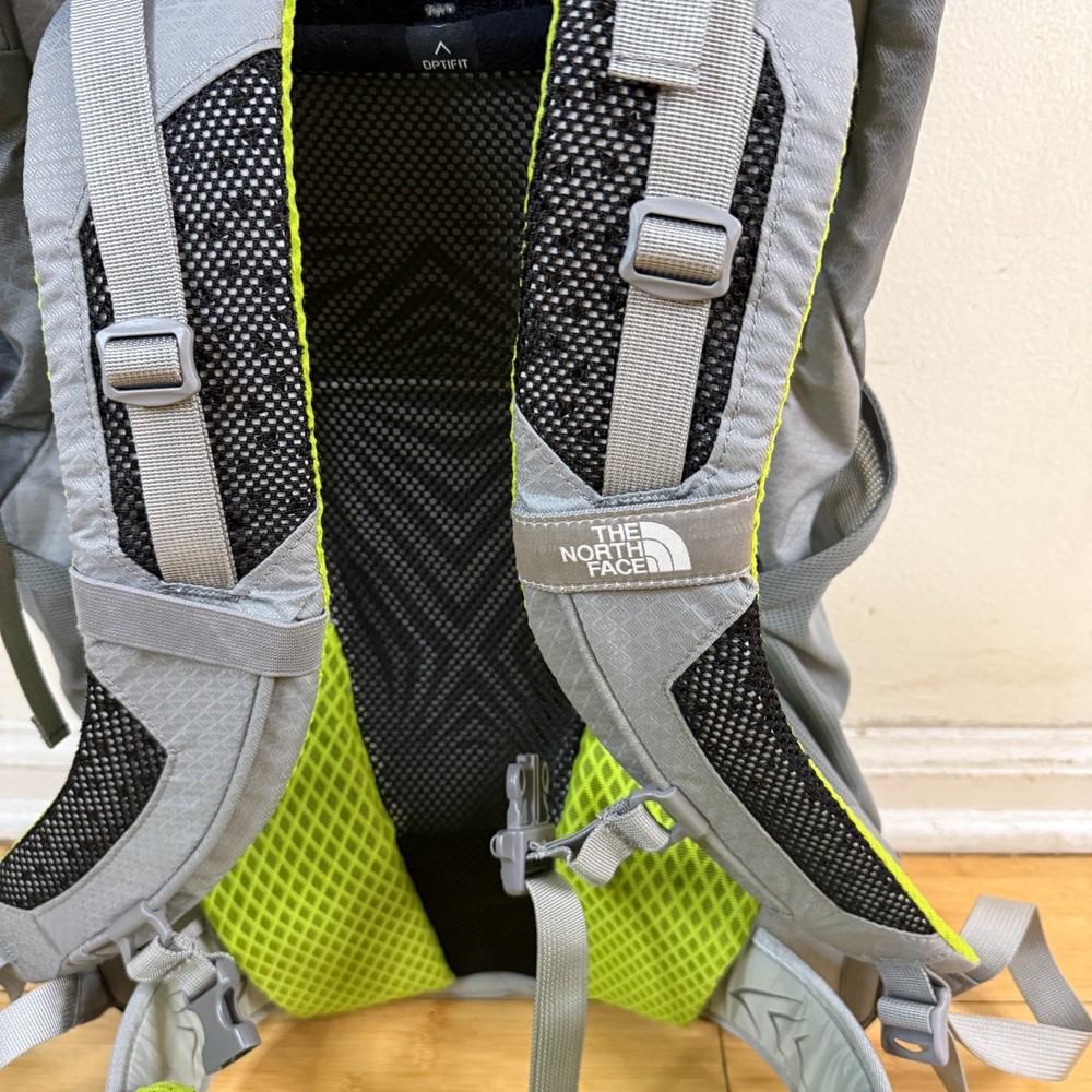 The North Face Banchee 35 Hiking Backpack – Green/Gray