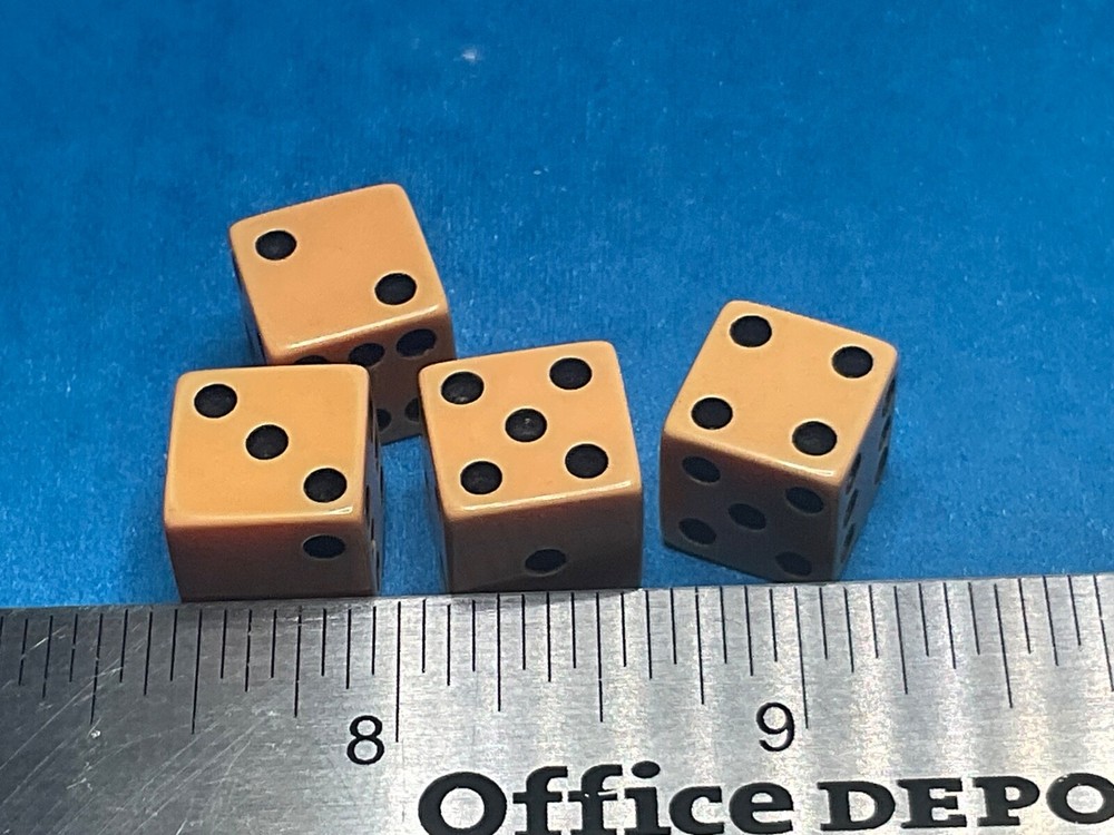 SET OF 4————- BAKELITE DICE———B-90