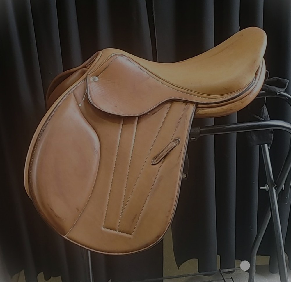 ** CLOSE CONTACT ENGLISH SADDLE 17", MEDIUM TREE REGULAR FLAP **