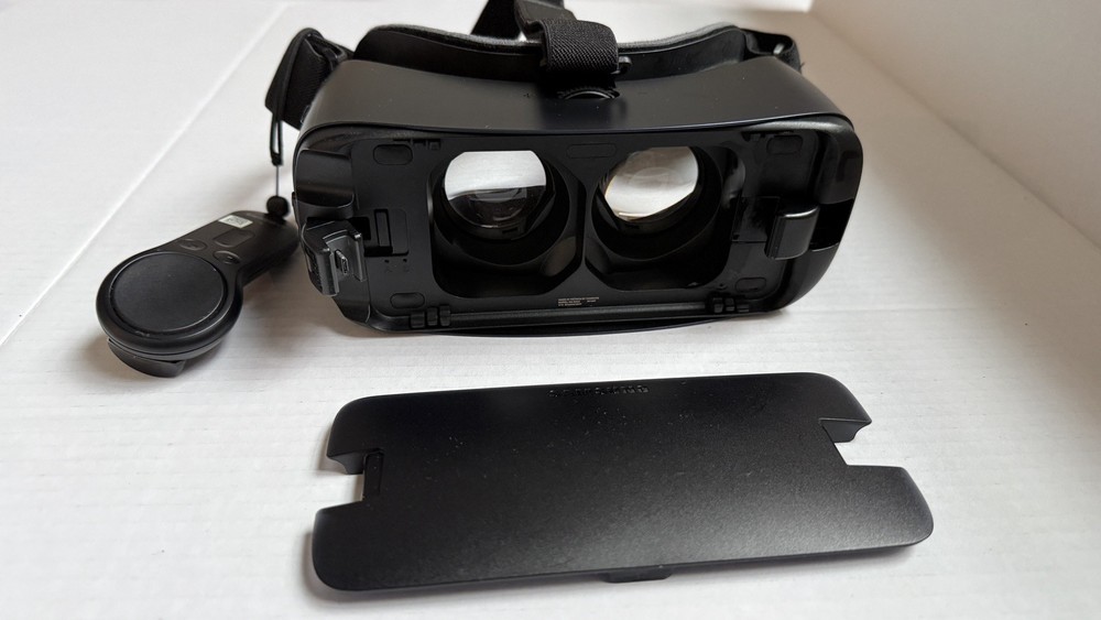 Samsung Gear VR Black  Smartphone Virtual Reality Headset with controller