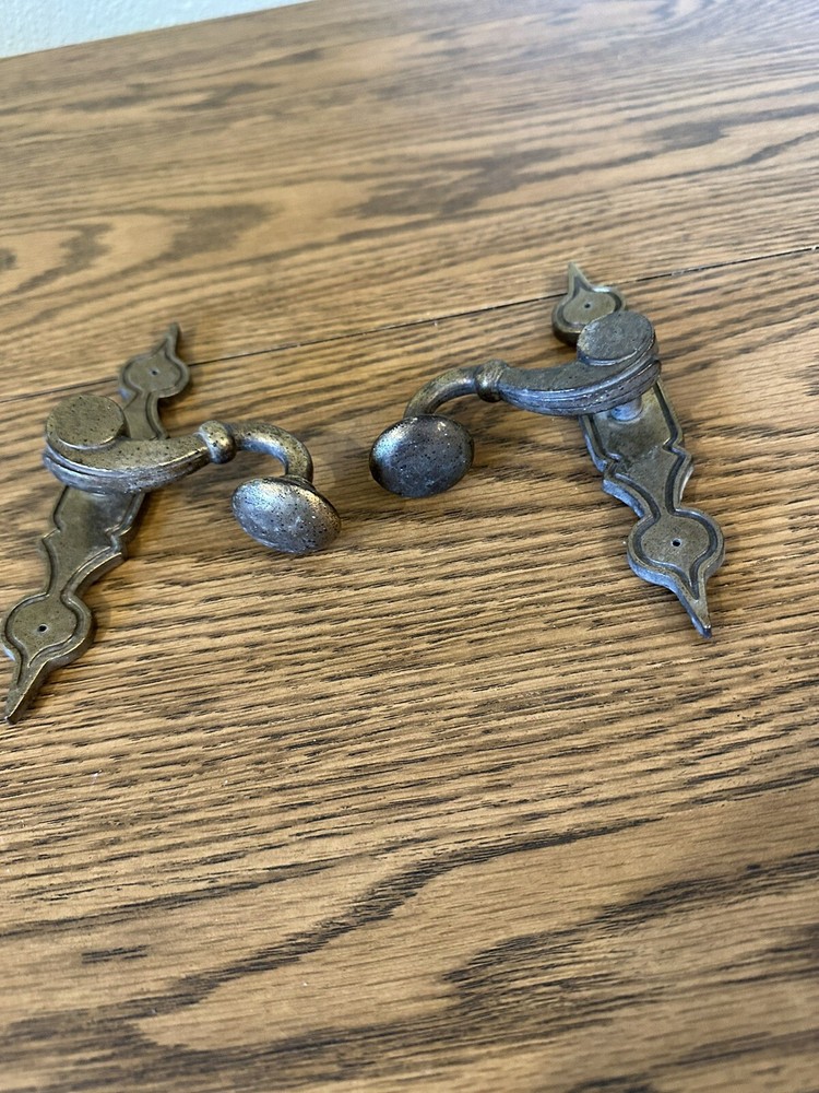 VINTAGE BRASS CABINET DOOR KNOBS