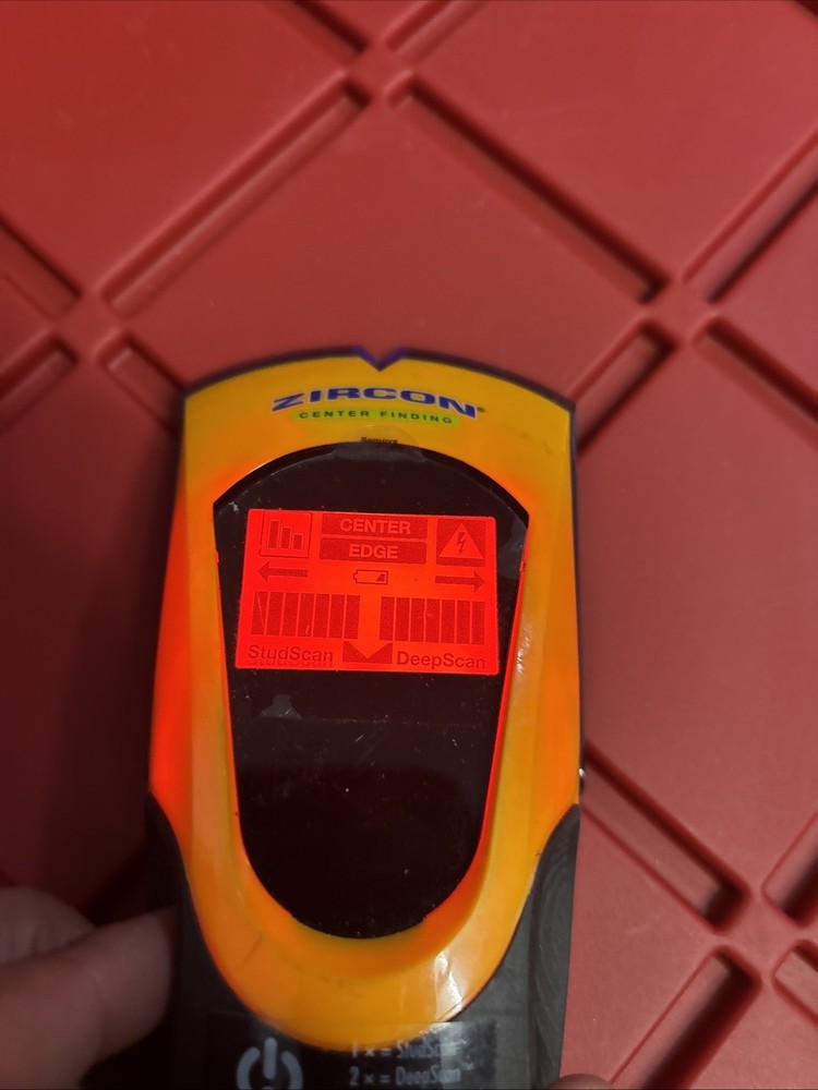 Zircon StudSensor™ L70 OneStep Center-Finding Stud Finder