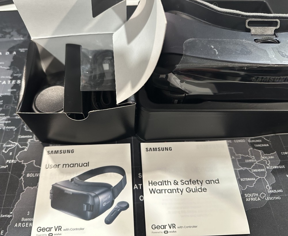 Samsung Gear VR SM-R324 With Controller - Complete - Powered by oculus