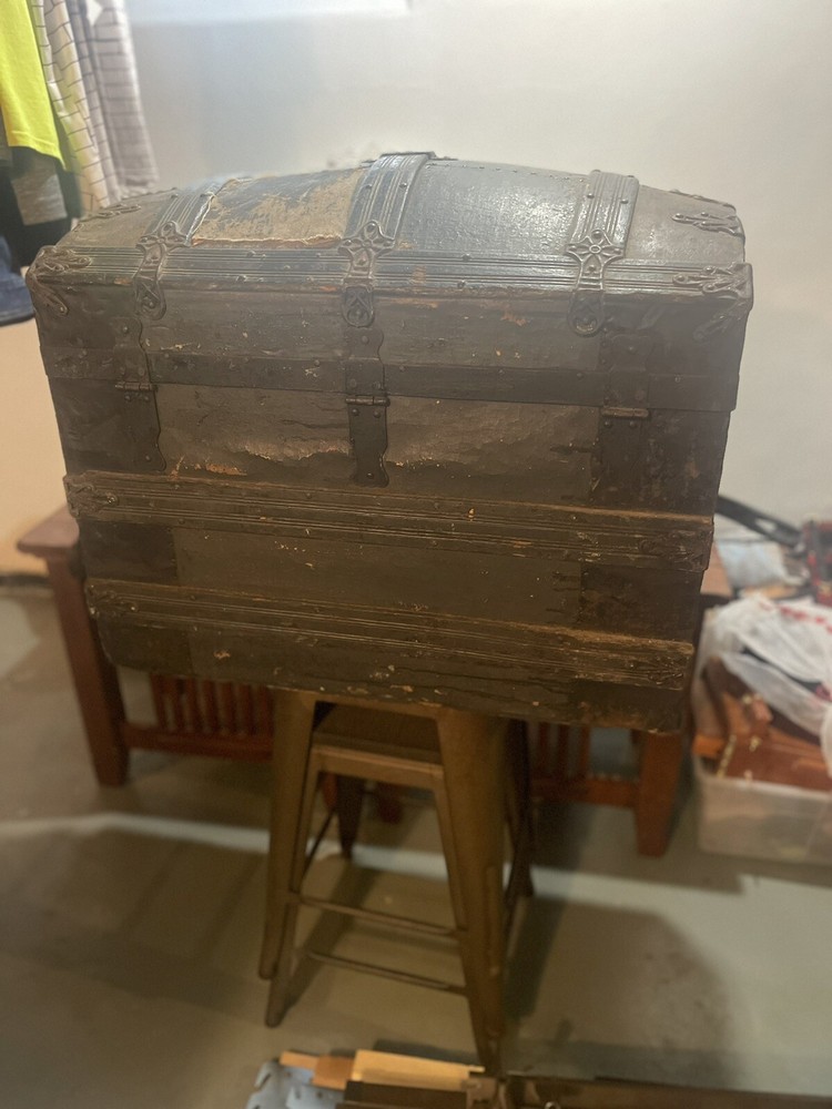 antique vintage steamer trunks