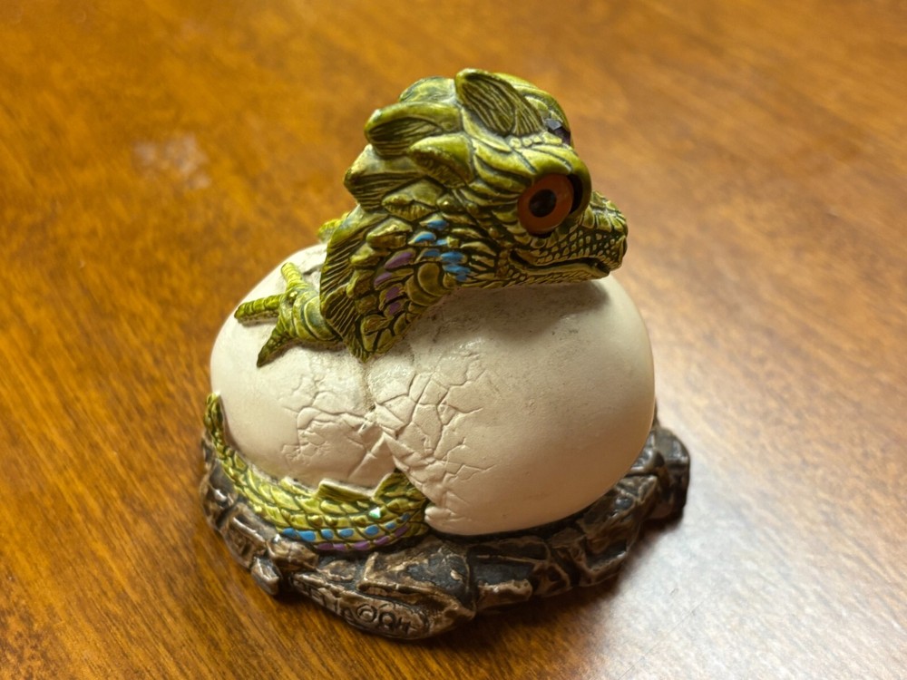 WINDSTONE - DRAGON EGG - GREEN BABY HATCHING DRAGON