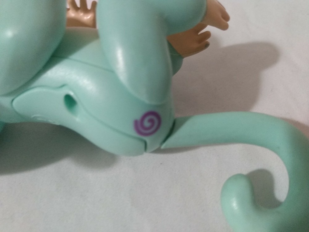 WowWee Kiki Fingerlings Glitter Monkey Interactive Baby Pet Turquoise