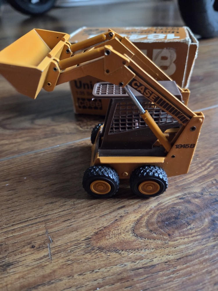 Case 1845B Model 1:35 Scale Uni-loader With Box