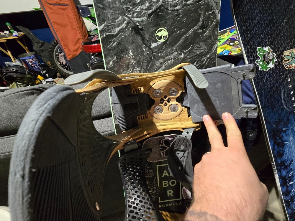 arbor formula snowboard 162W. Good condition. Great starter board
