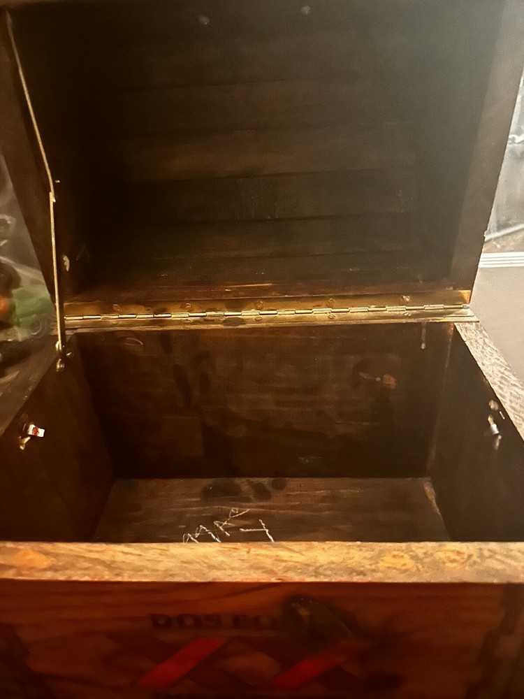 vintage Cedar treasure chest dos equios
