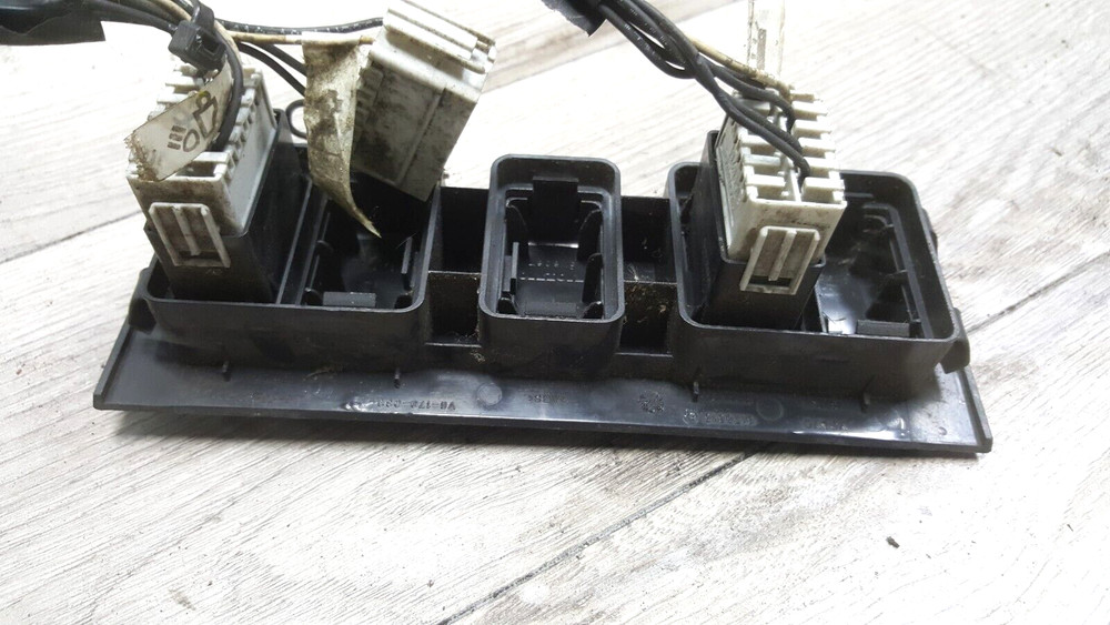 VOLVO SWITCH PANEL WITH 2 SWITCHES 3175615