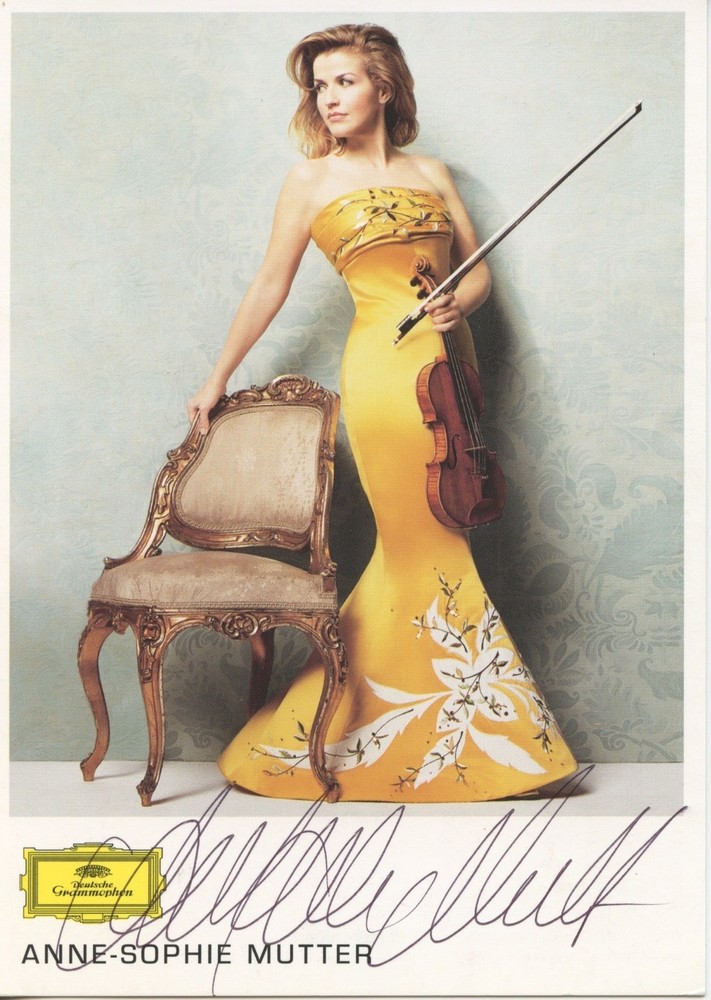 MUTTER, Anne Sophie. (b. 1963): Signed Photograph