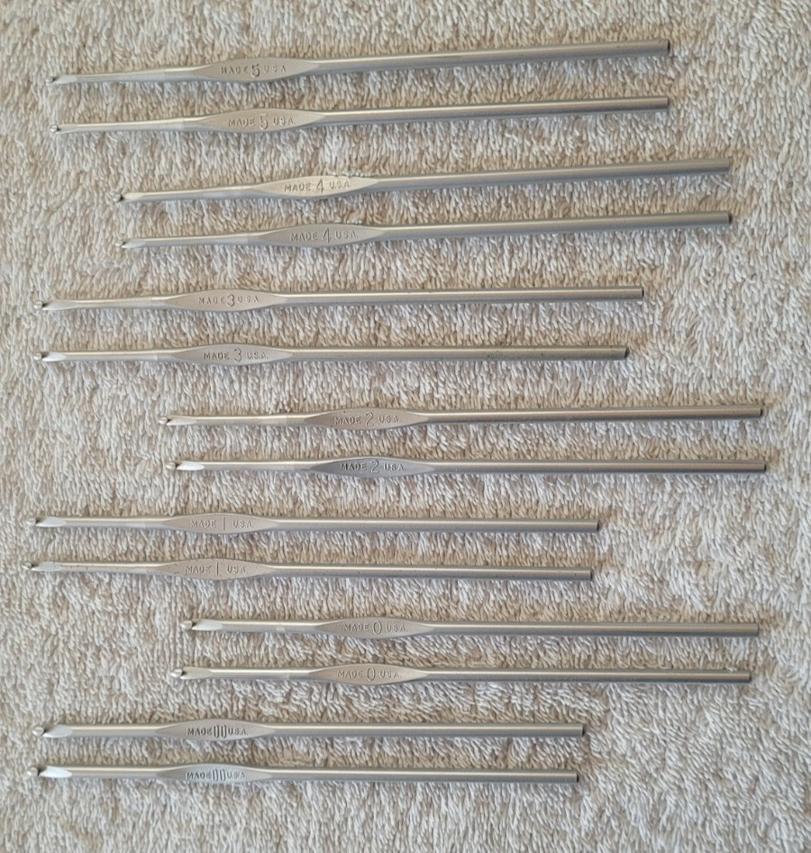 Preowned Set of 14 Silver Inline Thread Crochet Hooks Sizes 00-5 (Two Sets)