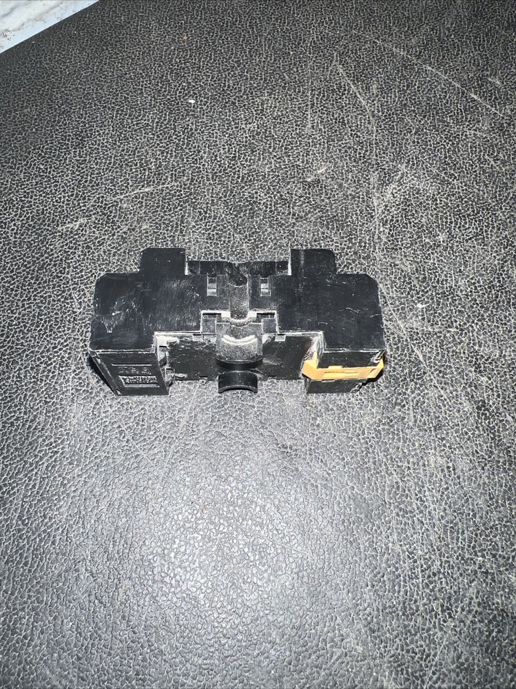 YOUNG NDSQ-14 7AMP 300V RELAY SOCKET