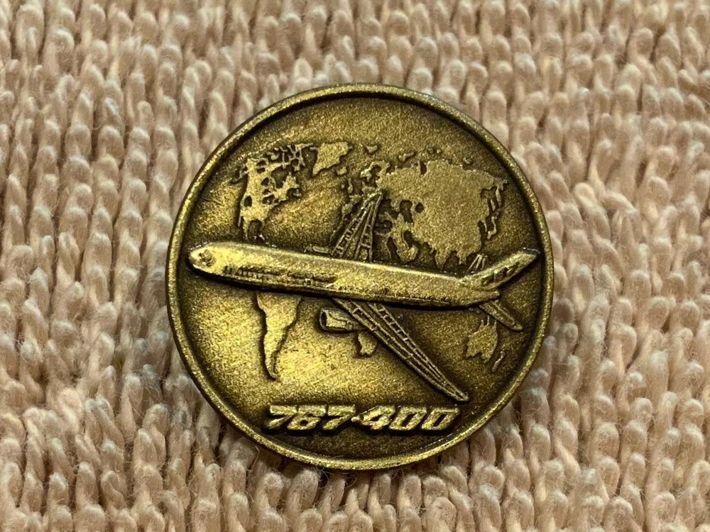 Boeing 767-400 Round Lapel Pin