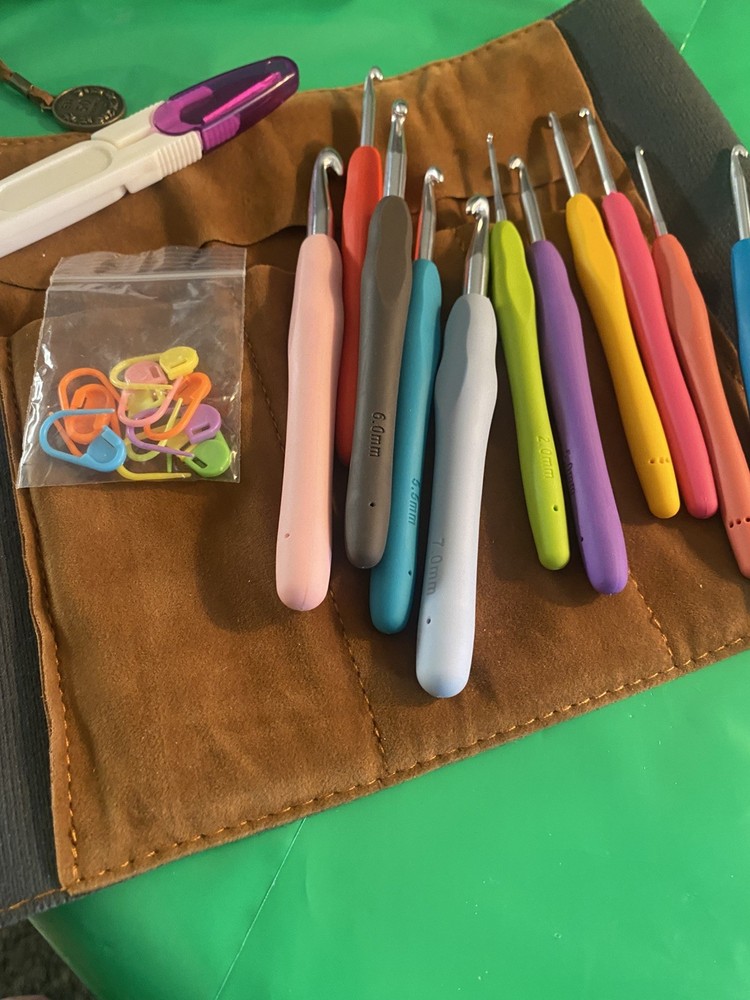 Ergonomic Crochet Hooks 11 PC with wrap Case/accessories Beginners EUC