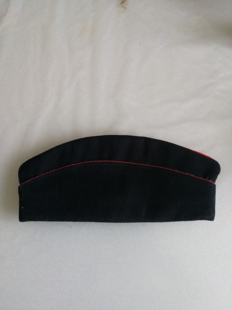 Blue beret with red border.