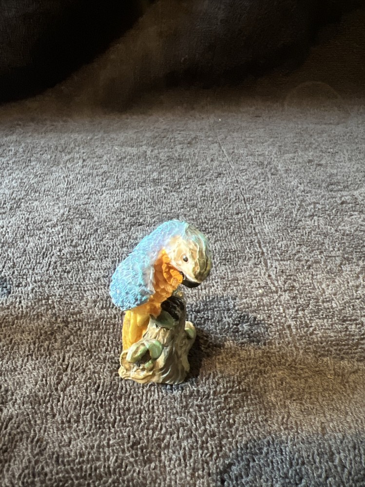 Parrot figurines 2.5 Inch Tall