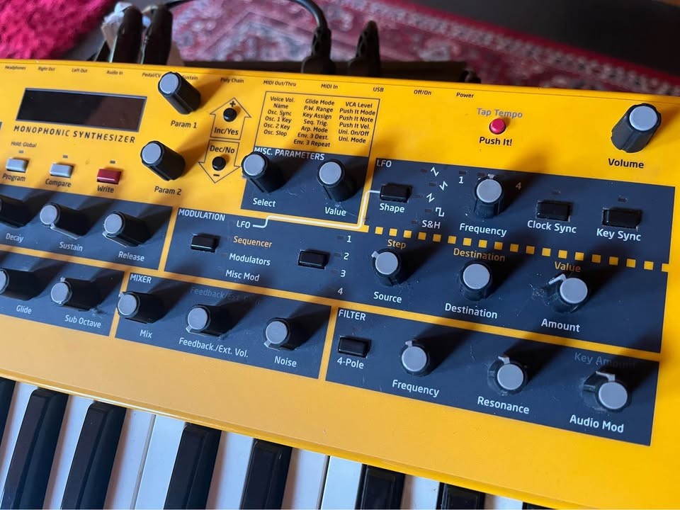 Dave Smith Instruments Sequential MOPHO ANALOG synth 4 lfos 3 egs mod matrix