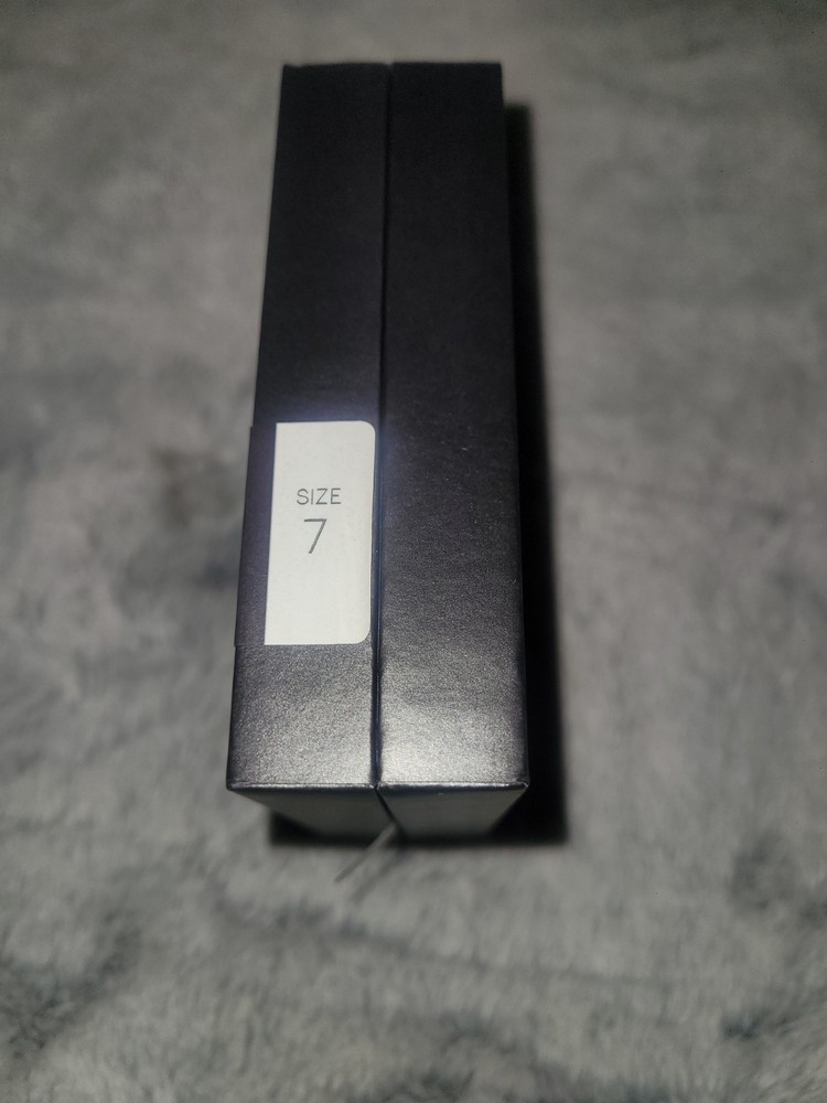 untested Motiv Smart Ring Activity Tracker  Size 7 Black  With charger